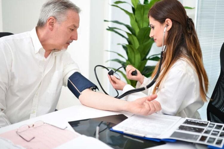 Cómo saber si tengo la presión alta: síntomas y valores normales