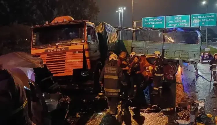 Brutal choque en General Paz: un camión se cruzó de mano y destrozó dos autos