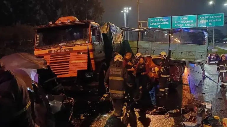 Brutal choque en General Paz: un camión se cruzó de mano y destrozó dos autos